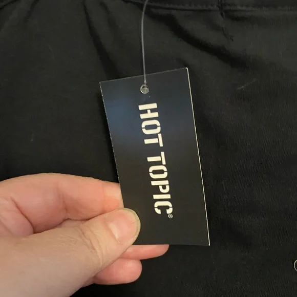 Super Cute Goth camisole crop top w/ a hook design in black. Size 1 - Picture 2 of 3